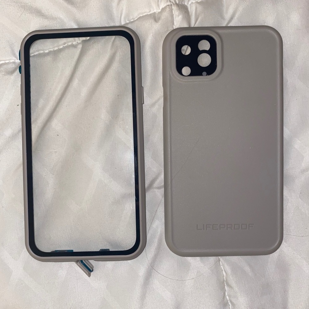 iPhone 11 Pro Max life proof case